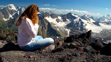 Elleri ile kız figürü dua, meditasyon üstünde belgili tanımlık tepe katlanmış