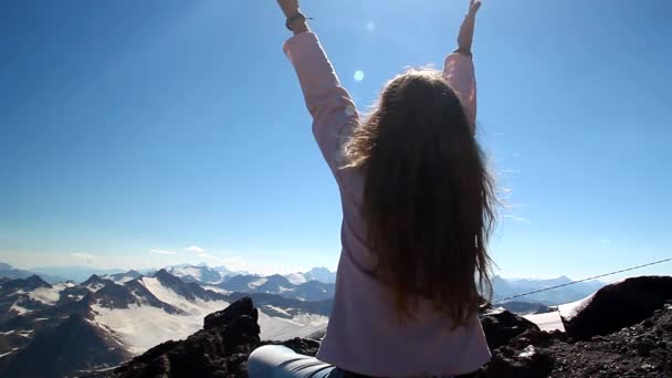 Ganhar mulher de sucesso feliz com seus braços erguidos acima de sua cabeça em celebração de chegar ao topo de uma montanha durante uma viagem de acampamento, o conceito de liberdade — Vídeo de Stock