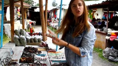 Piyasada bulunan genç kız seçer ve boncuk ve Kolyeler çalışır