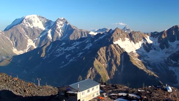 太陽に照らされた山の中の小さなホテル — ストック動画