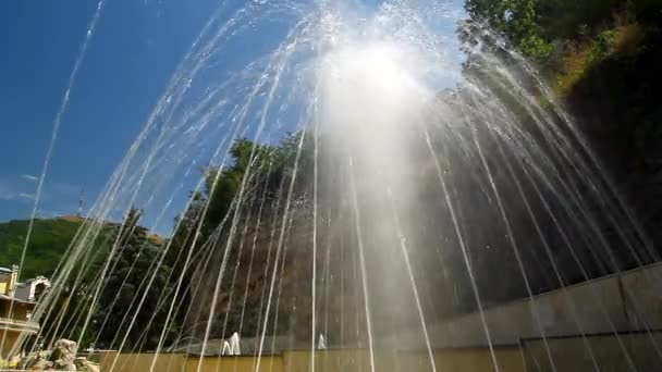 Klein schattig fontein in het stadspark — Stockvideo