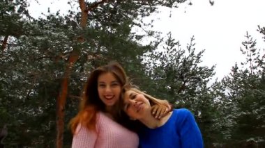 Anne ve kızı birlikte parkta yürüyüş, sarılma, öpüşme ve gülüyor