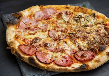Pizza quatro stagione salam, jambon, tavuk ve peynir ile