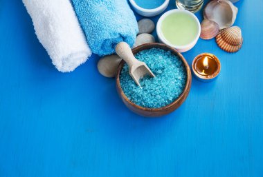 Spa natürmort deniz tuzu, havlu ve banyo yağı ile