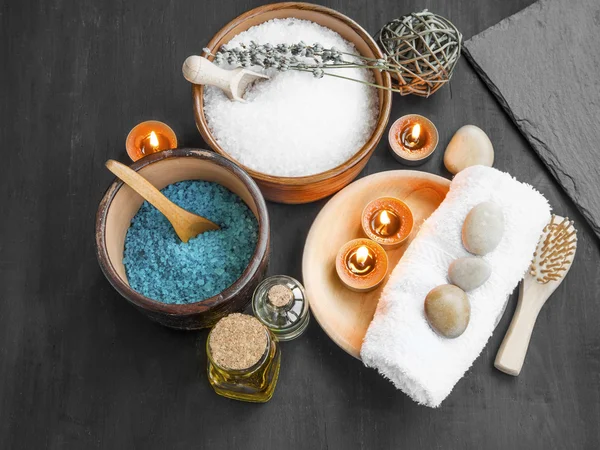 Wellness-Stillleben mit Meersalz, Badeölen, Duftkerzen, Handtüchern — Stockfoto