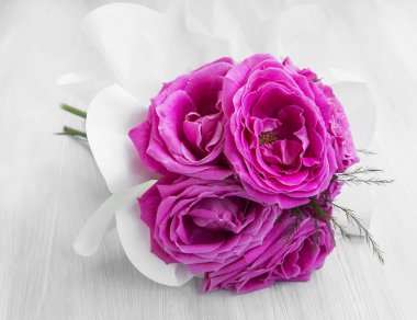 Beyaz boyalı ahşap bir buket narin pembe güller