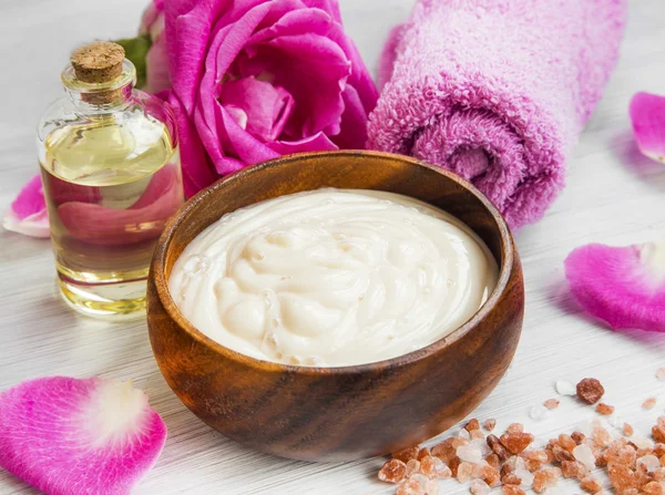 Spa setting with roses body-lotion and oil, sea salt and cotton — Stock Photo, Image