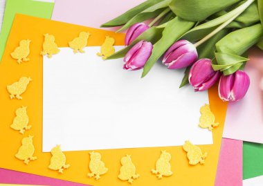 Paskalya tebrik laleler ve Paskalya tavuk süslemeleri ile