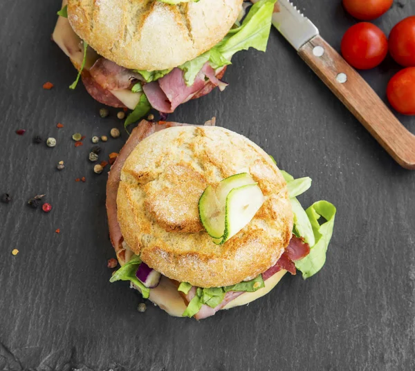 Sandwiches con tocino, queso, ensalada y pan rústico — Foto de Stock