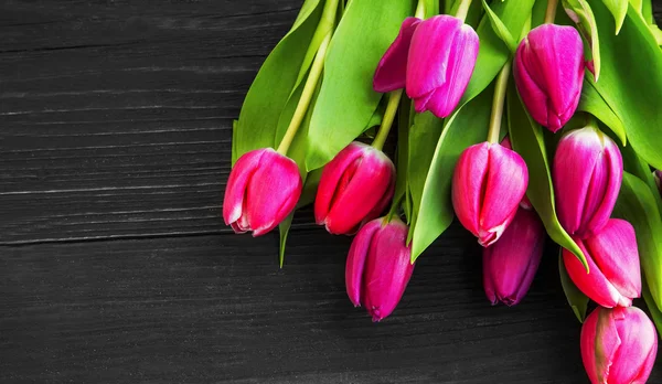 Bouquet de tulipes rose printemps sur fond bois — Photo