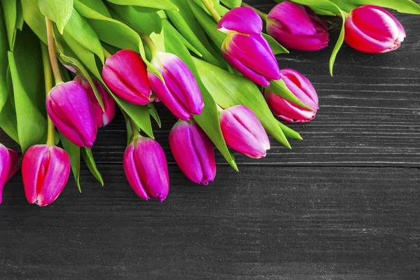 Frühling rosa Tulpen Strauß über Holz Hintergrund — Stockfoto