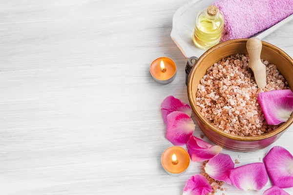 Ajuste de spa con sal de baño de rosas, pétalos de rosa y aceite con burnina — Foto de Stock