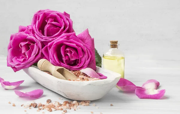 Spa setting with roses, bath salt and oil — Stock Photo, Image