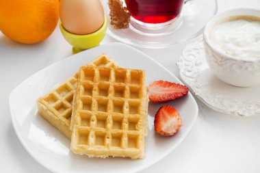 Waffle ve çilek, taze meyve, çay ile bir kahvaltı yemek