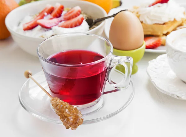 Rote Beeren Teetasse auf Frühstück Mahlzeit Hintergrund — Stockfoto