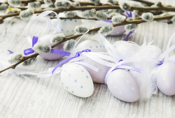Пасхальные яйца с украшением весенних бутонов — стоковое фото