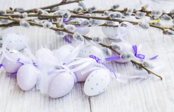 Fialová dekorace velikonoční vejce s jarní pupeny větve — Stock fotografie
