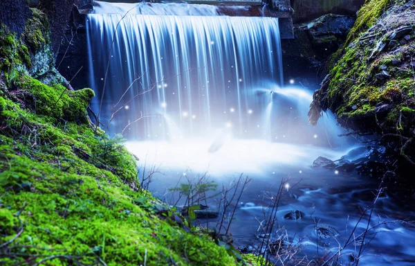 Cachoeira mágica conto de fadas com luzes na floresta — Fotografia de Stock