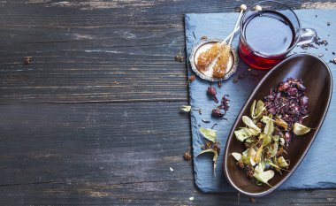 Ebegümeci, ıhlamur ve kuşburnu kırmızı çay bardağı kuru çay yaprakları bir