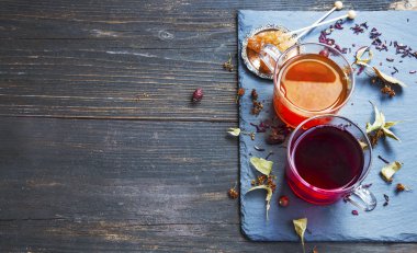 Ebegümeci ve kuşburnu kırmızı çay bardağı kuru çay yaprakları ve meyve