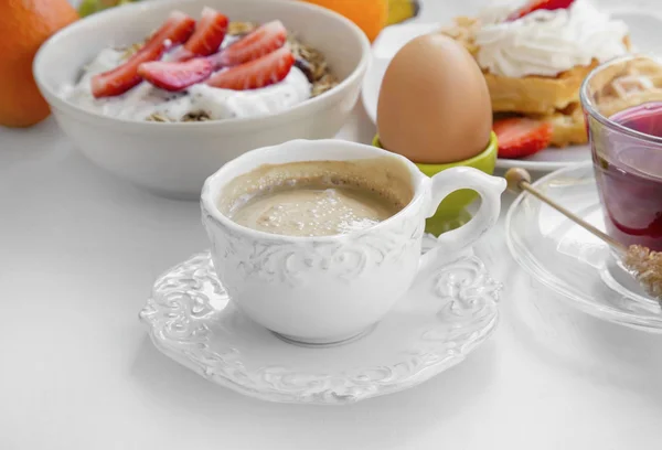 Taza de café por la mañana con desayuno — Foto de Stock