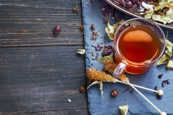 Hibiskus i dzikiej róży filiżanki herbaty czerwone herbaty suszonych liści i owoców — Zdjęcie stockowe