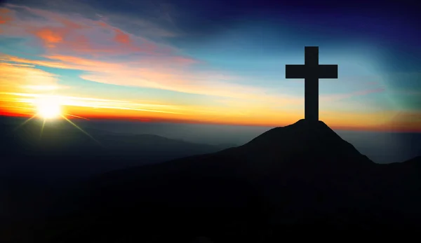 Cruz cristã na colina ao pôr-do-sol — Fotografia de Stock