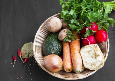 Havuç, soğan, kereviz, maydanoz ile taze organik sebze ve 