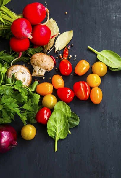 Ingredienti per insalata con pomodorini, prezzemolo, ravanello, spinaci , — Foto Stock