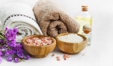 Spa natürmort ile havlu, mor havlu, tuz ve yağ banyo