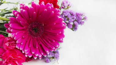 Gerbera ve mor çiçekli bahar buket