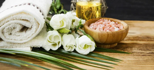 Bodegón spa con toallas, toallas blancas, sal y aceite de baño —  Fotos de Stock