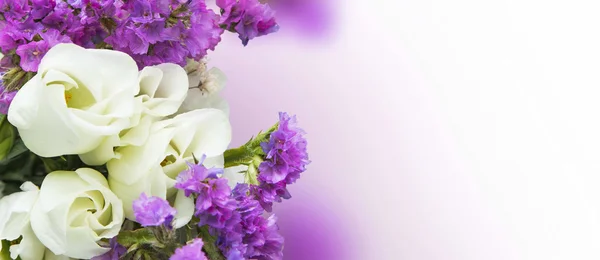 Ramo de rosas blancas con flores púrpuras — Foto de Stock