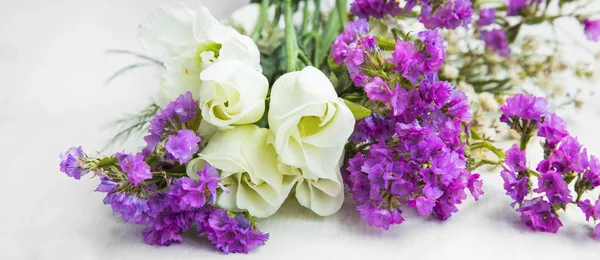 Vita rosor med lila blommor bukett — Stockfoto