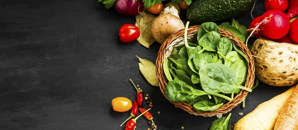 Cesta de espinacas bio con verduras — Foto de Stock