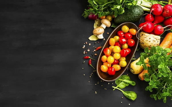 Legumes orgânicos com tomate cereja e especiarias em bac de madeira — Fotografia de Stock