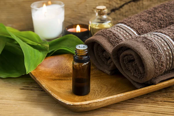 Tratamiento spa con aceite, velas y toallas de algodón — Foto de Stock