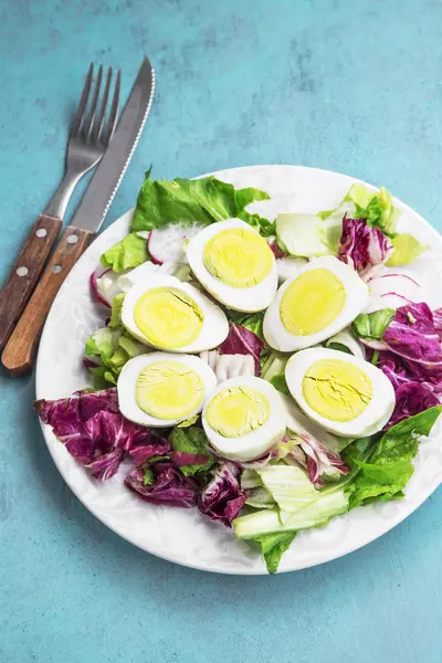 Eiersalat mit Bio-gekochten Eiern und grünem und rotem Salat — Stockfoto