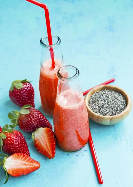 Erdbeer Smoothies mit Früchten — Stockfoto