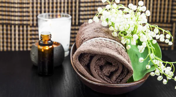 Ambiente de spa con lirio del valle — Foto de Stock