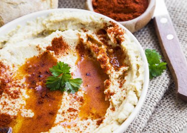 Humus zeytinyağı ve kırmızı biber ile