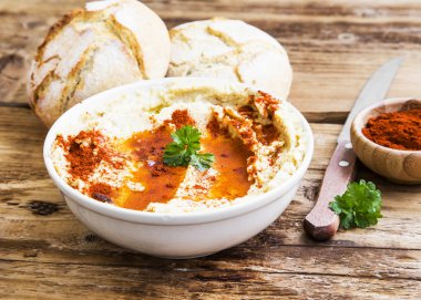Humus zeytinyağı ve taze ekmek ile
