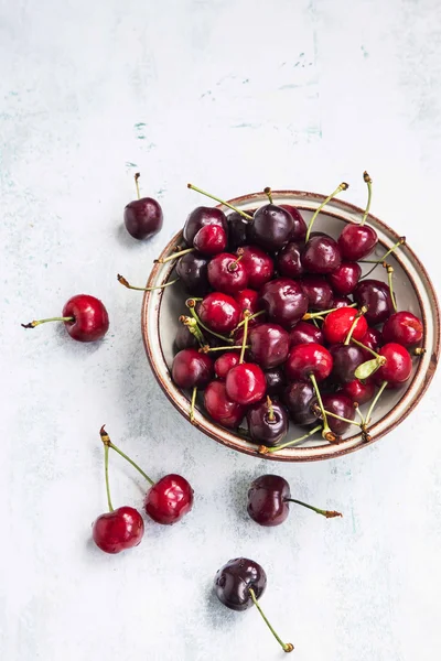 Frutos de cereja maduros doces em uma tigela — Fotografia de Stock
