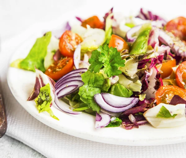 Salat mit frischem Gemüse — Stockfoto