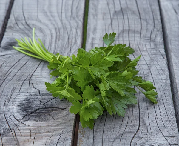 Perejil hierba aromática sobre fondo de madera — Foto de Stock