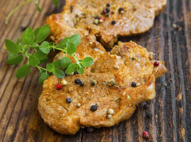 Kekik ot ve baharat ile Kızartma domuz eti biftek 