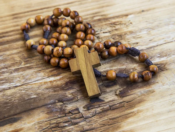 Crucifix en bois avec chapelet — Photo