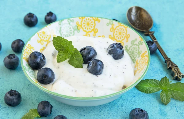 Yogurt fresco con mirtilli e foglie di menta — Foto Stock