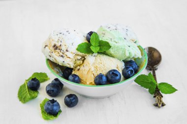 Dondurma bardak yaban mersini ve nane ile