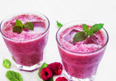 Nane yaprakları ile taze yaz ahududu smoothies